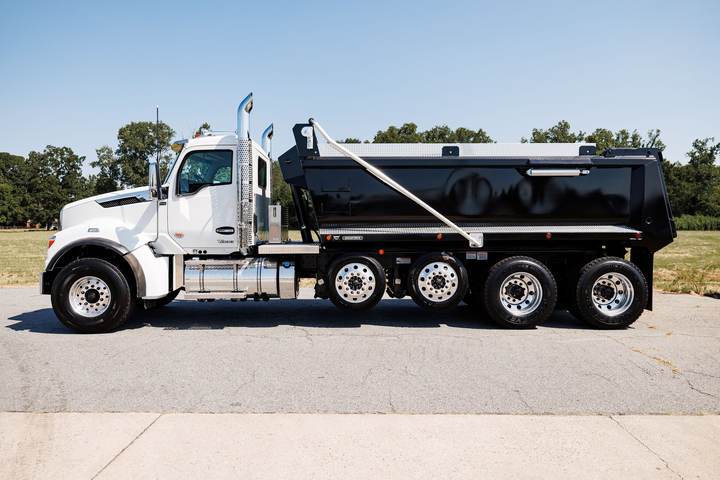 2027 Kenworth T880S Quad Axle Dump Truck, exterior photo 2
