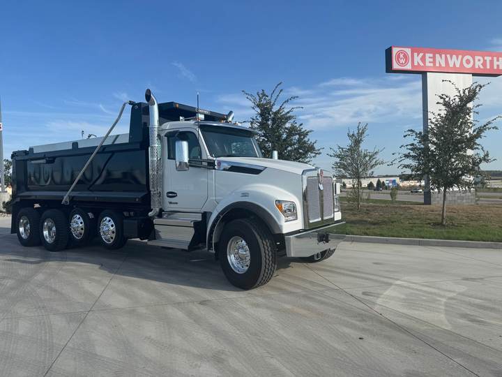 2027 Kenworth T880S Quad Axle Dump Truck, exterior photo 1
