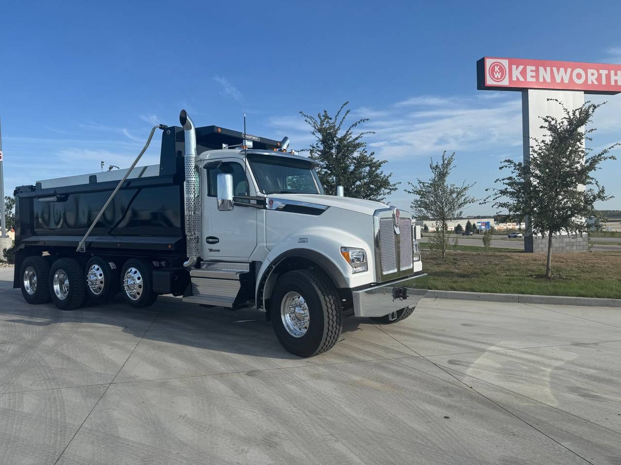2027 Kenworth T880S Quad Axle Dump Truck, exterior photo 1