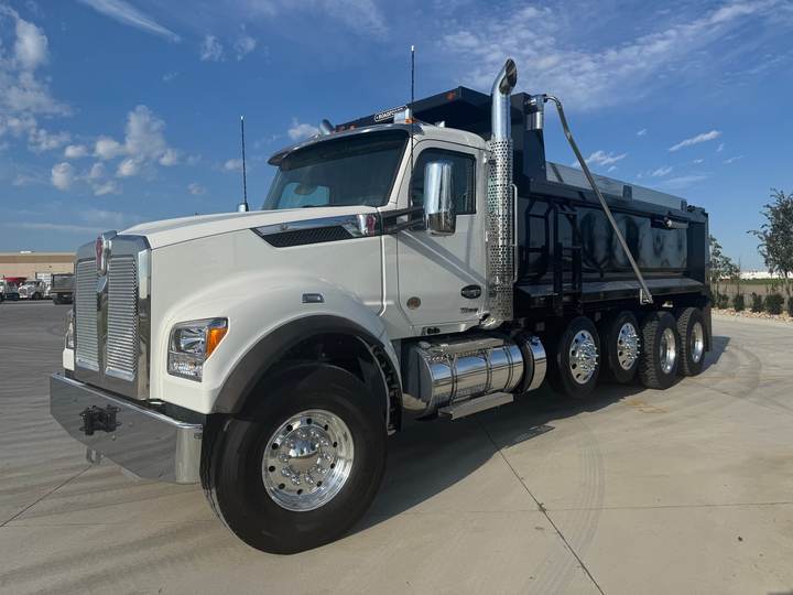 2027 Kenworth T880S Quad Axle Dump Truck, exterior photo 2