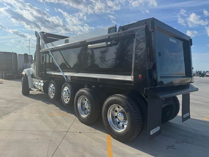 2027 Kenworth T880S Quad Axle Dump Truck, exterior photo 3