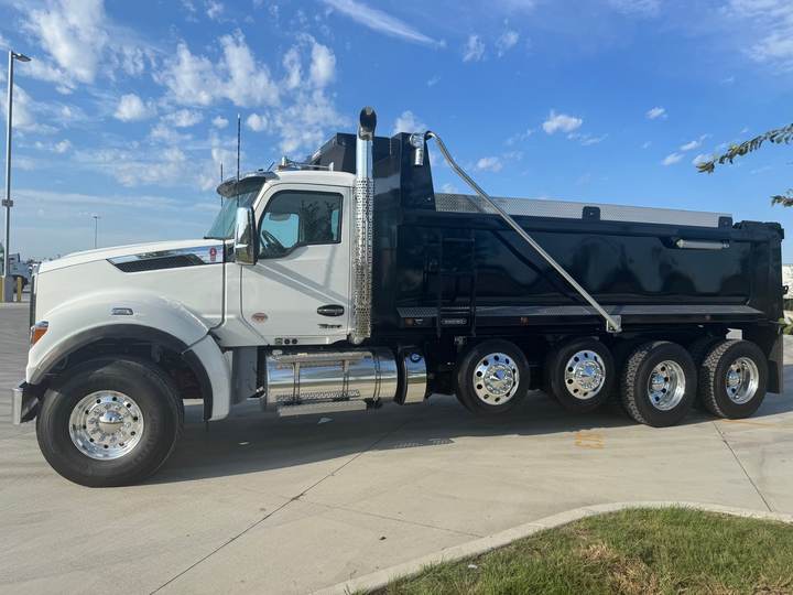 2027 Kenworth T880S Quad Axle Dump Truck, exterior photo 4