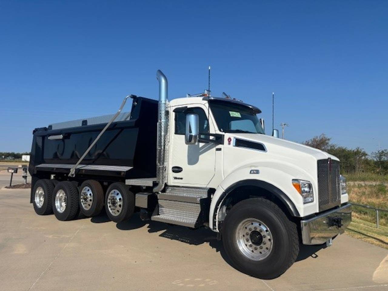 2027 Kenworth T880S Quad Axle Dump Truck, exterior photo 1