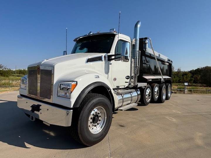 2027 Kenworth T880S Quad Axle Dump Truck, exterior photo 2