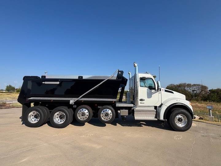 2027 Kenworth T880S Quad Axle Dump Truck, exterior photo 5