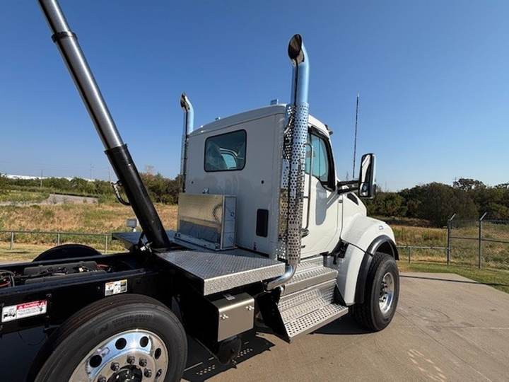 2027 Kenworth T880S Quad Axle Dump Truck, exterior photo 7