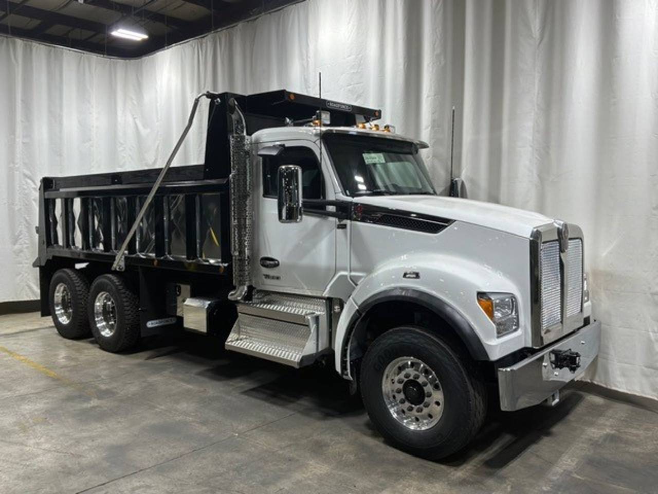 2027 Kenworth T880S Tandem Dump Truck, exterior photo 1