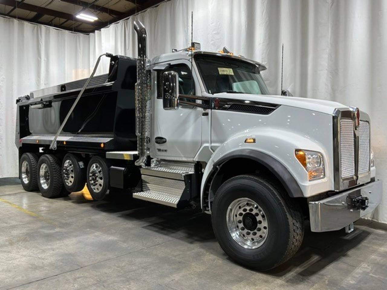 2027 Kenworth T880S Tandem Dump Truck, exterior photo 1
