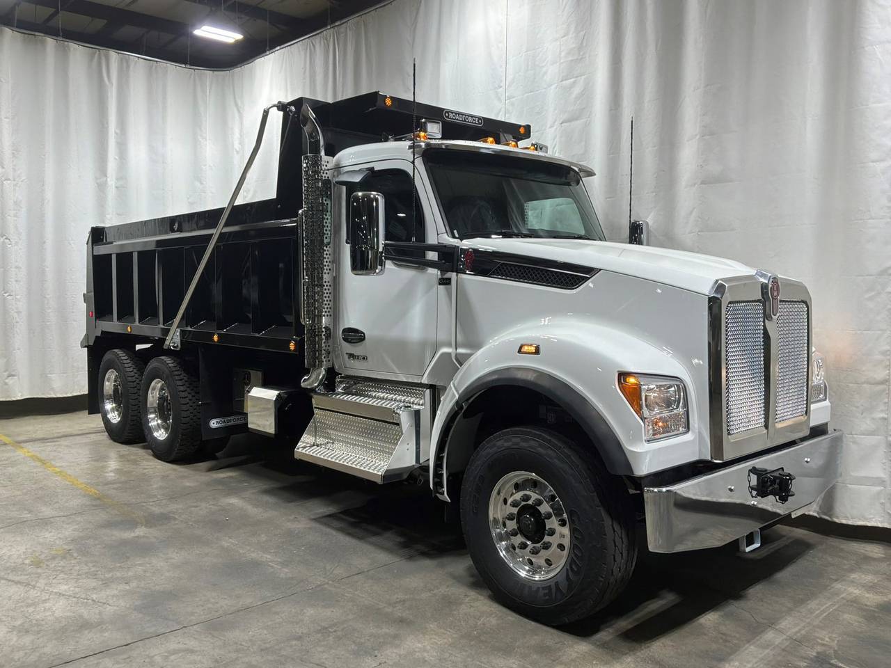 2027 Kenworth T880S Tandem Dump Truck, exterior photo 1