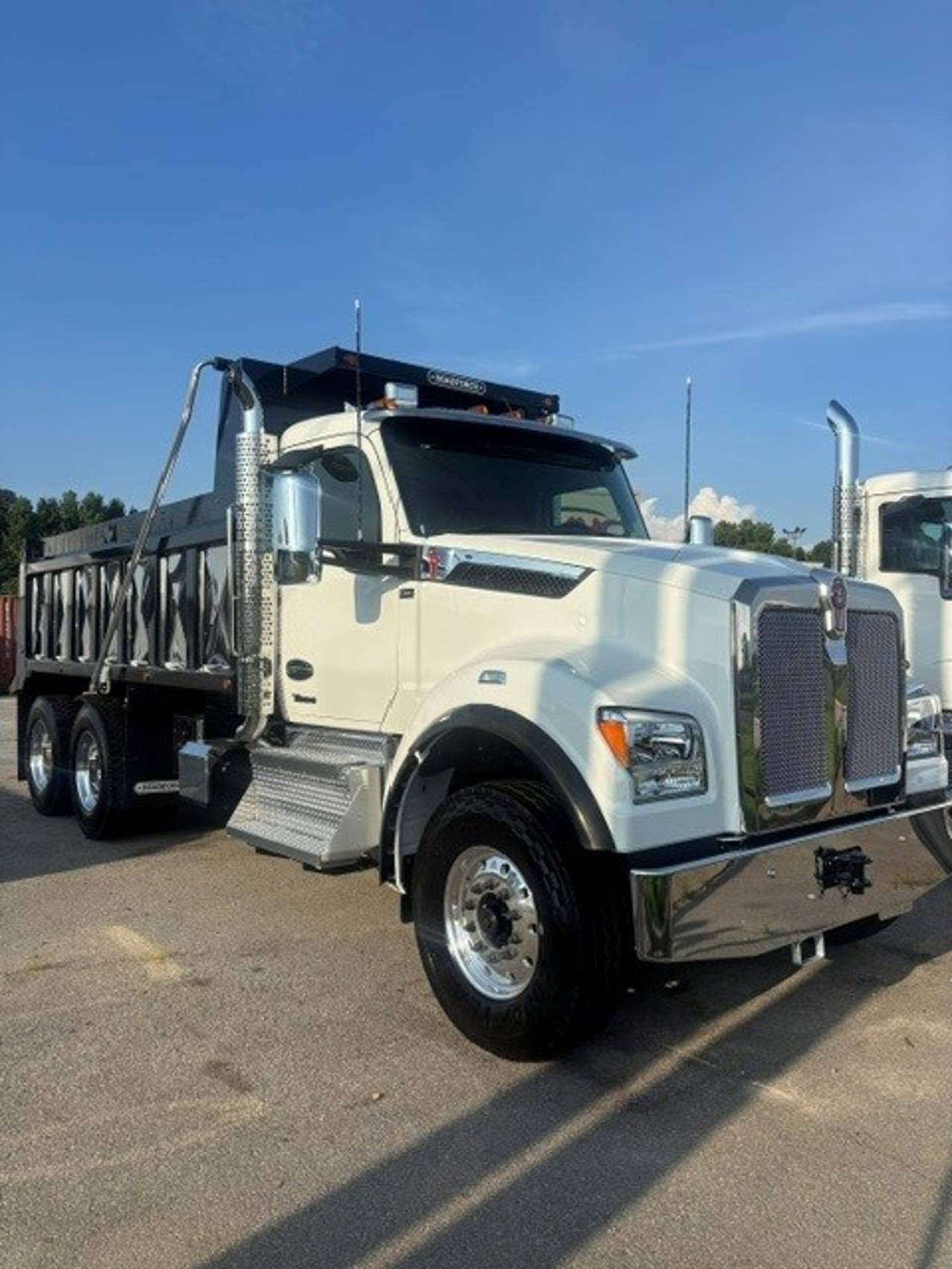 2027 Kenworth T880S Tandem Dump Truck, exterior photo 1