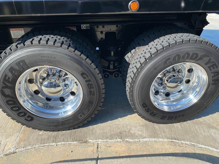 2027 Kenworth T880S Tandem Dump Truck, exterior photo 2