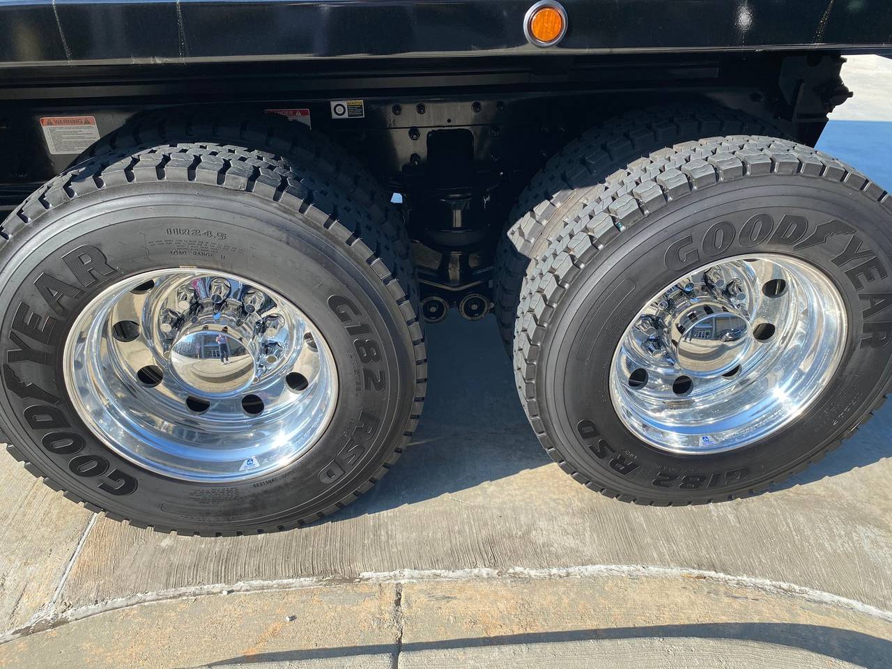 2027 Kenworth T880S Tandem Dump Truck, exterior photo 2