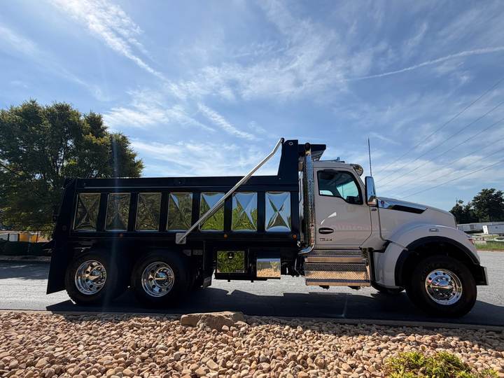 2027 Kenworth T880S Tandem Dump Truck, exterior photo 4