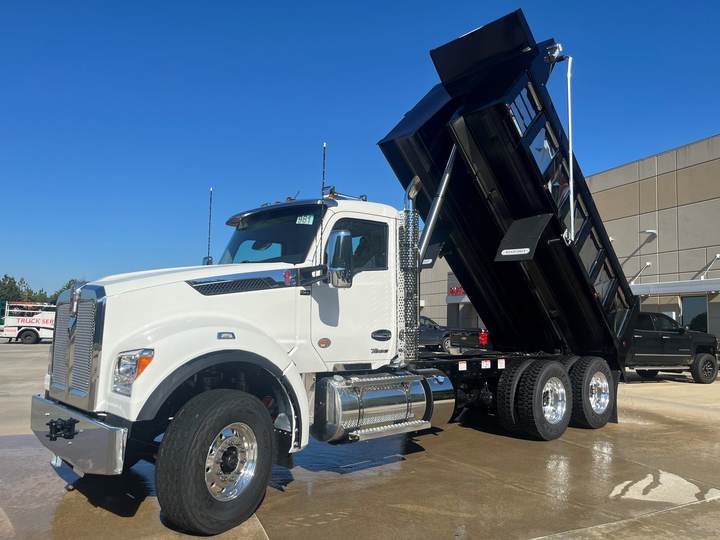 2027 Kenworth T880S Tandem Dump Truck, exterior photo 2