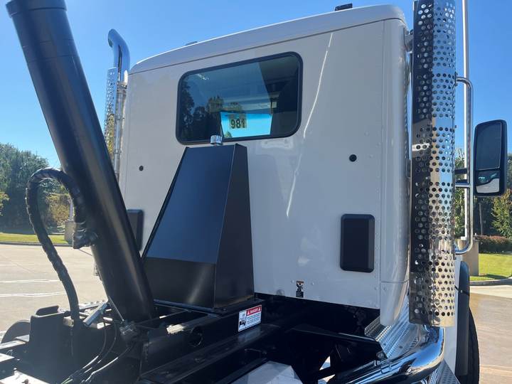 2027 Kenworth T880S Tandem Dump Truck, exterior photo 3