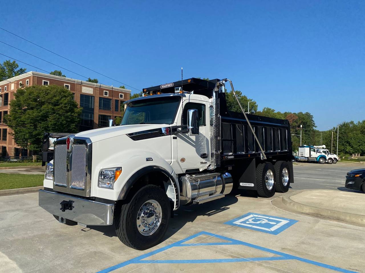 2027 Kenworth T880S Tandem Dump Truck, exterior photo 1
