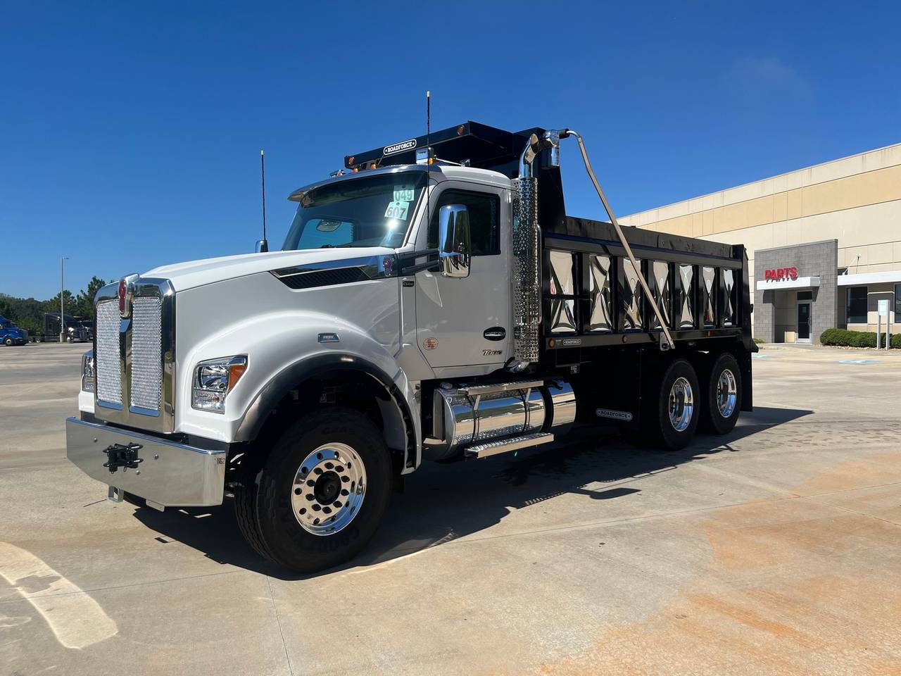 2027 Kenworth T880S Tandem Dump Truck, exterior photo 2