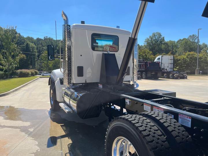 2027 Kenworth T880S Tandem Dump Truck, exterior photo 4