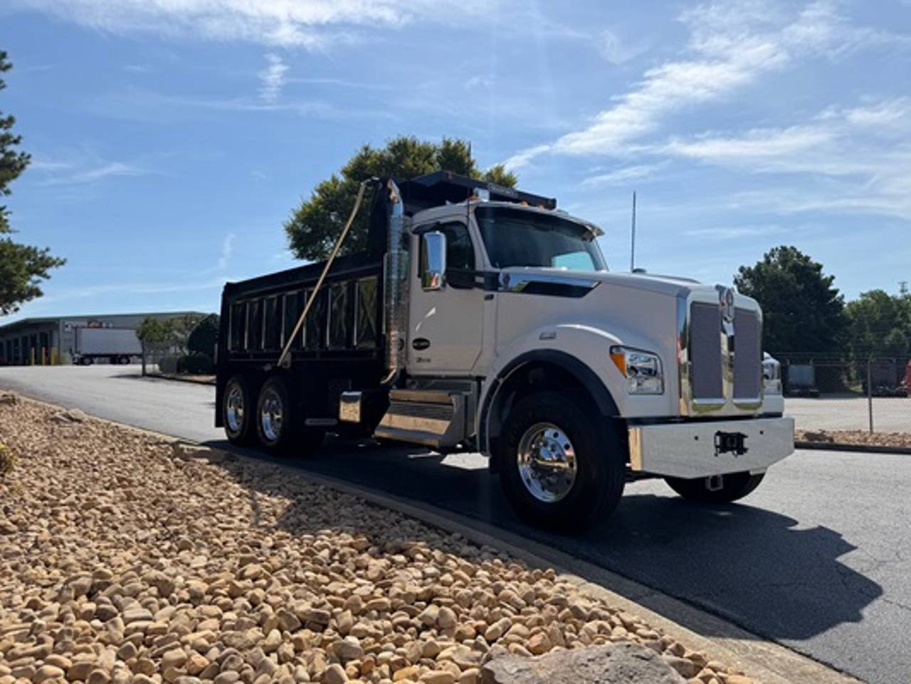 2027 Kenworth T880S Tandem Dump Truck, exterior photo 1
