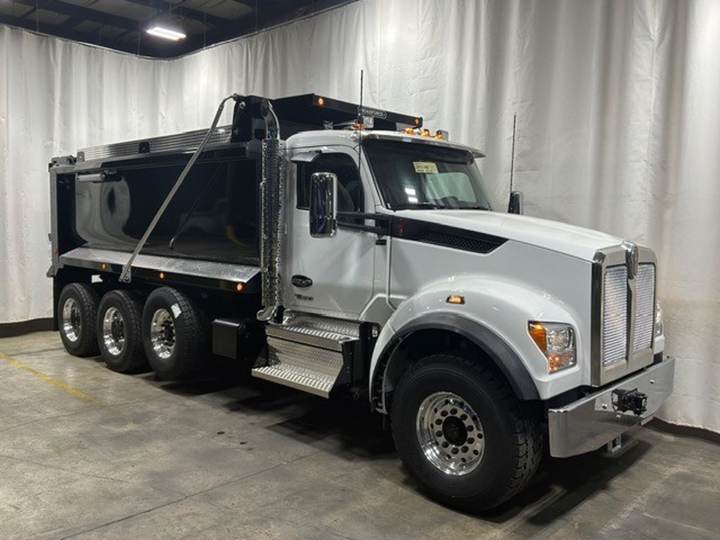 2027 Kenworth T880S Tri-Axle Dump Truck, exterior photo 1