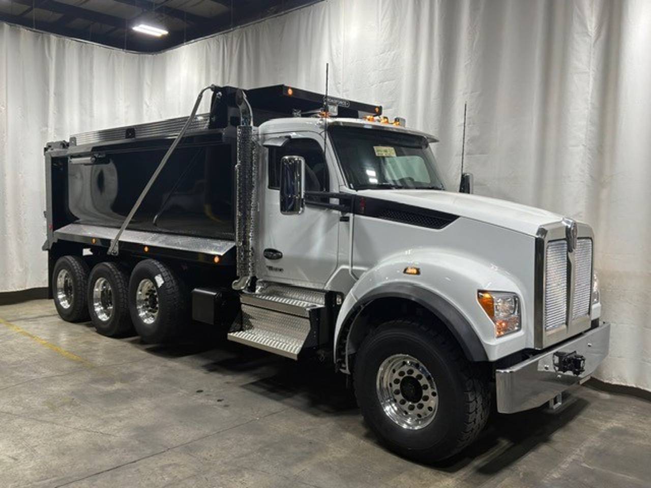 2027 Kenworth T880S Tri-Axle Dump Truck, exterior photo 1