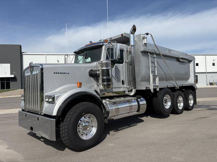 2027 Kenworth W900 Tri-Axle Dump Truck, silver, front 3/4