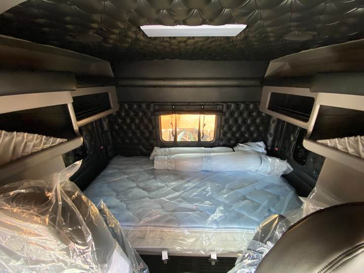 2027 Kenworth W900L 72" Flat Top Sleeper, interior photo 3
