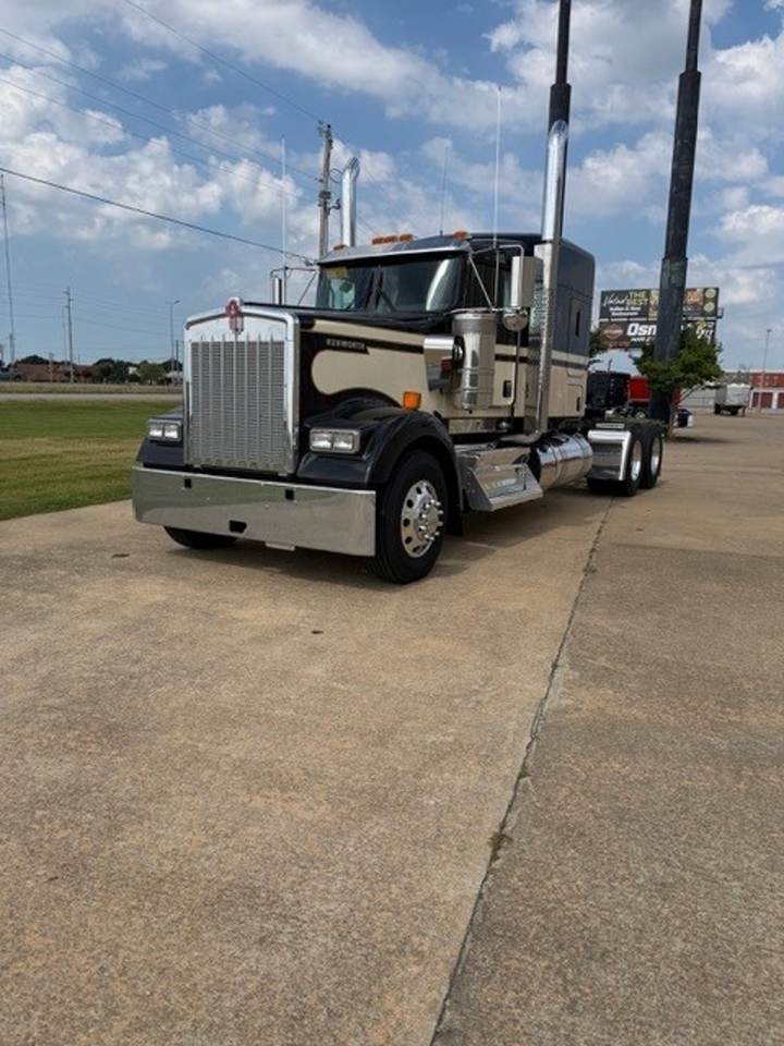 2027 Kenworth W900L 72" Flat Top Sleeper, exterior photo 1