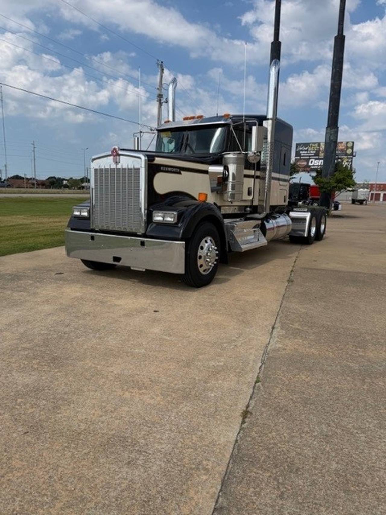 2027 Kenworth W900L 72" Flat Top Sleeper, exterior photo 1