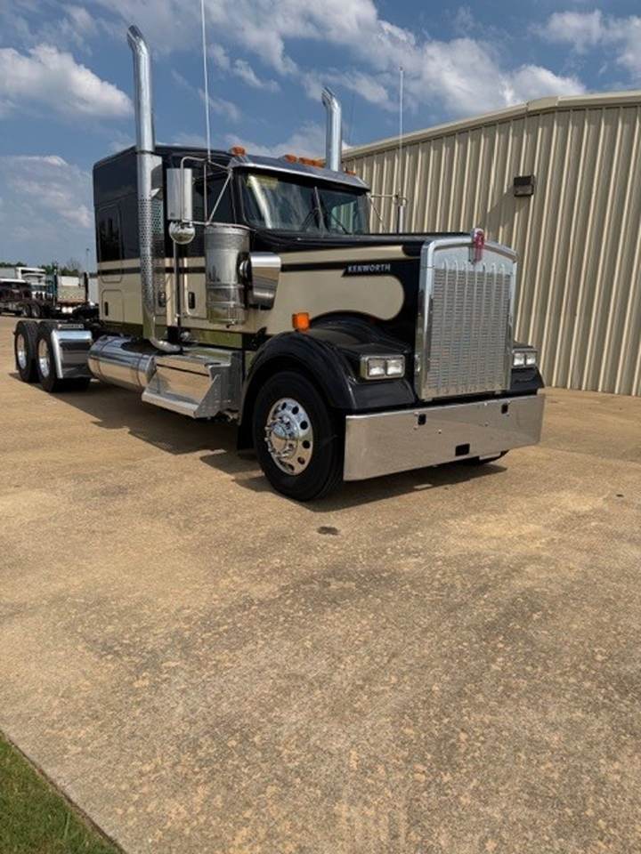 2027 Kenworth W900L 72" Flat Top Sleeper, exterior photo 2