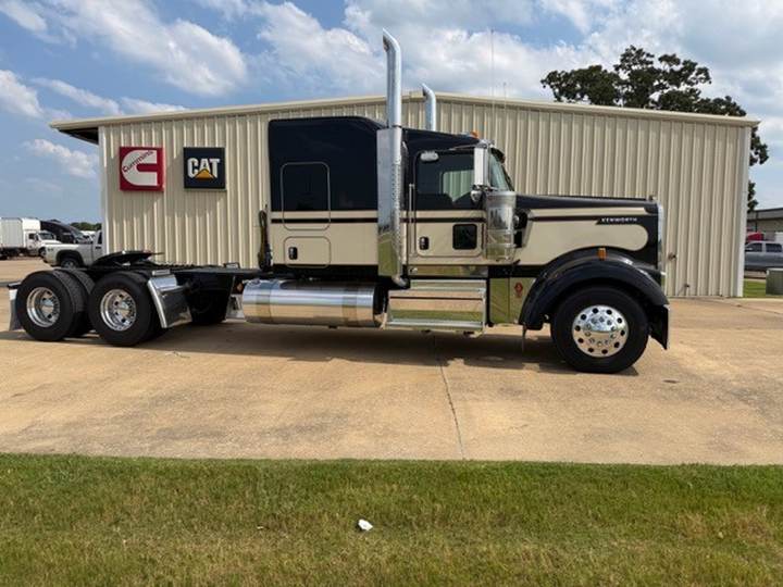 2027 Kenworth W900L 72" Flat Top Sleeper, exterior photo 3