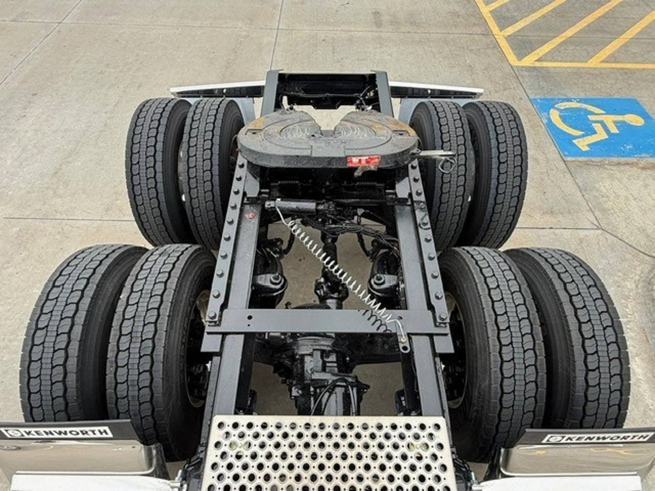 2027 Kenworth W900L 72" Flat Top Sleeper, exterior photo 4