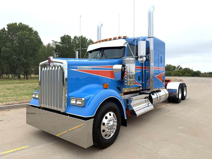 2027 Kenworth W900L 72" Flat Top Sleeper, exterior photo 1