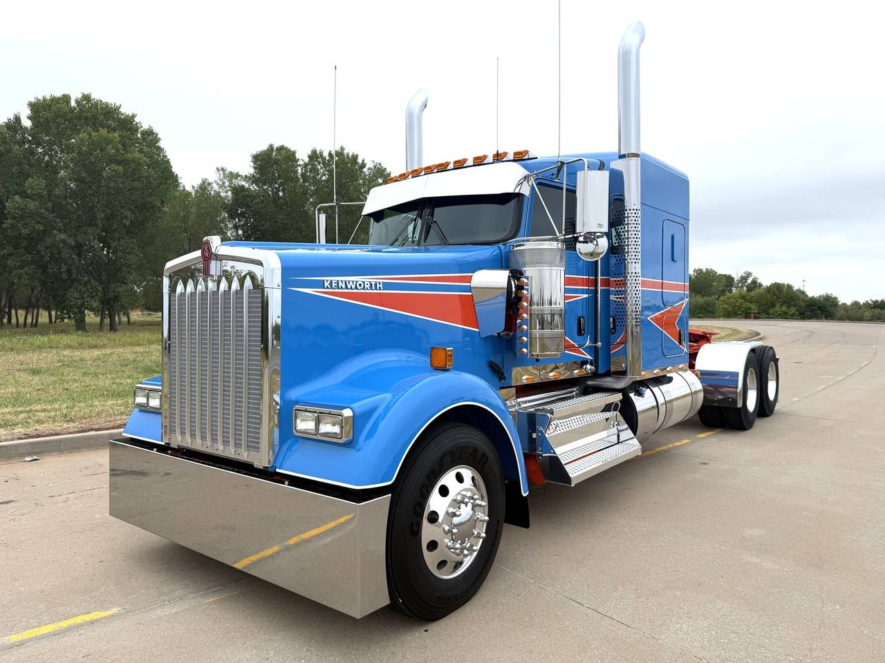 2027 Kenworth W900L 72" Flat Top Sleeper, exterior photo 1