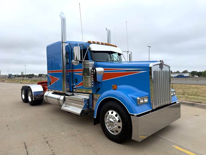 2027 Kenworth W900L 72" Flat Top Sleeper, exterior photo 2