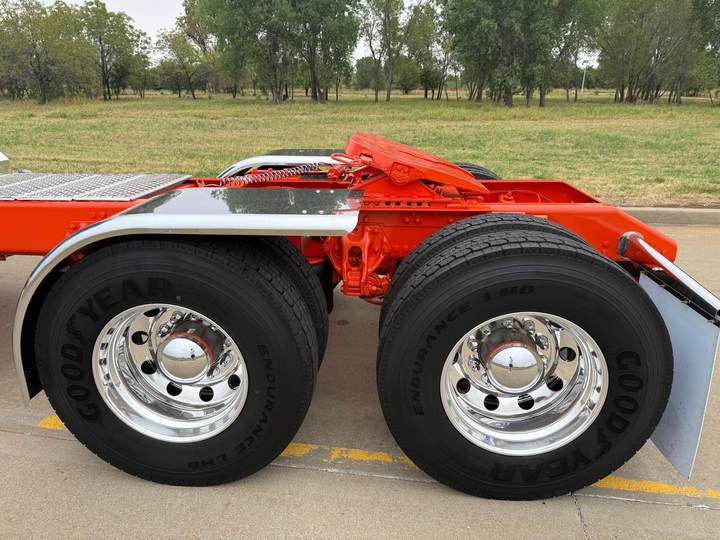 2027 Kenworth W900L 72" Flat Top Sleeper, exterior photo 4