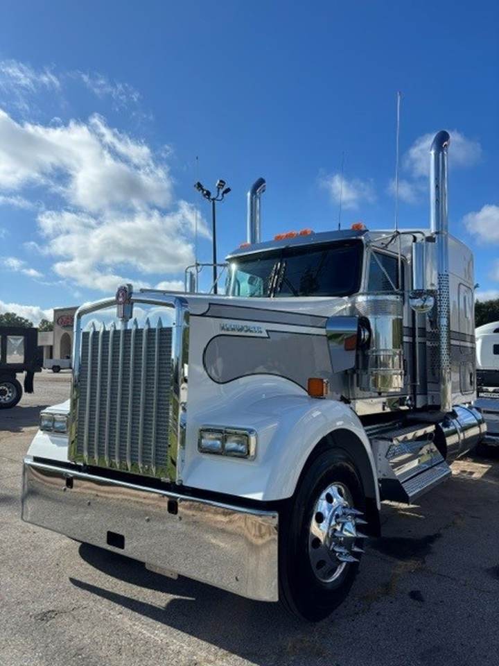 2027 Kenworth W900L 72" Flat Top Sleeper, exterior photo 1