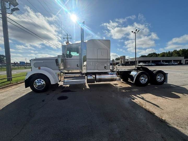 2027 Kenworth W900L 72" Flat Top Sleeper, exterior photo 3