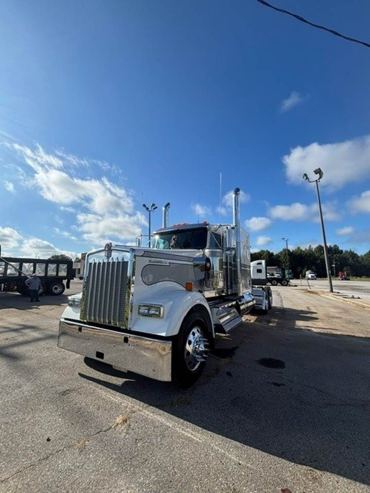 2027 Kenworth W900L 72" Flat Top Sleeper, exterior photo 4