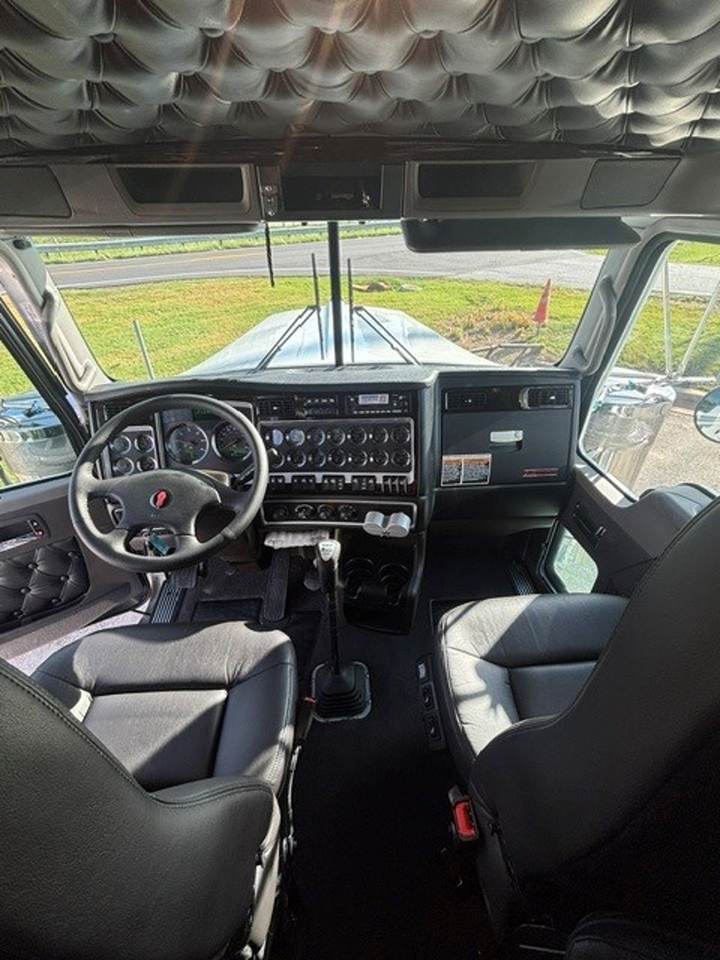 2027 Kenworth W900L 72" Flat Top Sleeper, interior photo 5