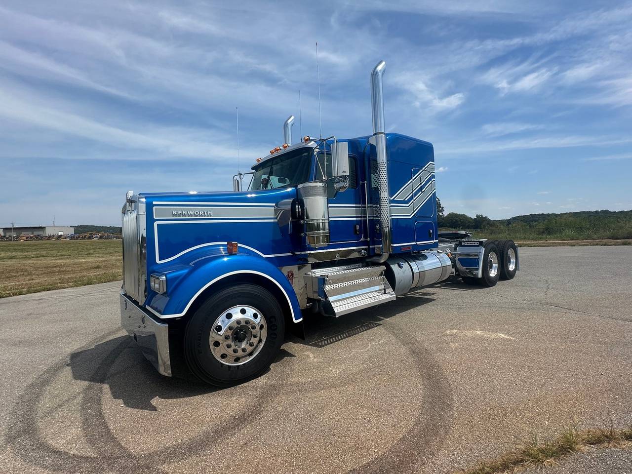 2027 Kenworth W900L 72" Flat Top Sleeper, exterior photo 1