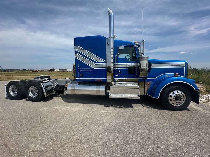 2027 Kenworth W900L 72" Flat Top Sleeper, exterior photo 2