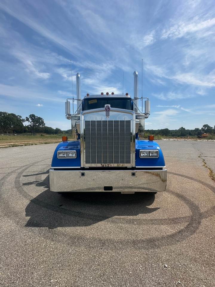 2027 Kenworth W900L 72" Flat Top Sleeper, exterior photo 3