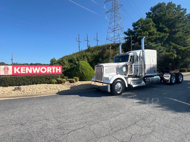 2027 Kenworth W900L 72" Flat Top Sleeper, exterior photo 2