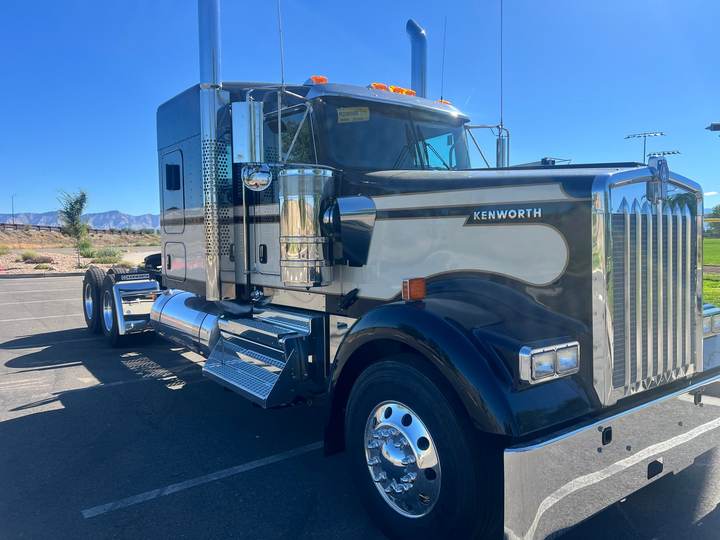 2027 Kenworth W900L 72" Flat Top Sleeper, exterior photo 1
