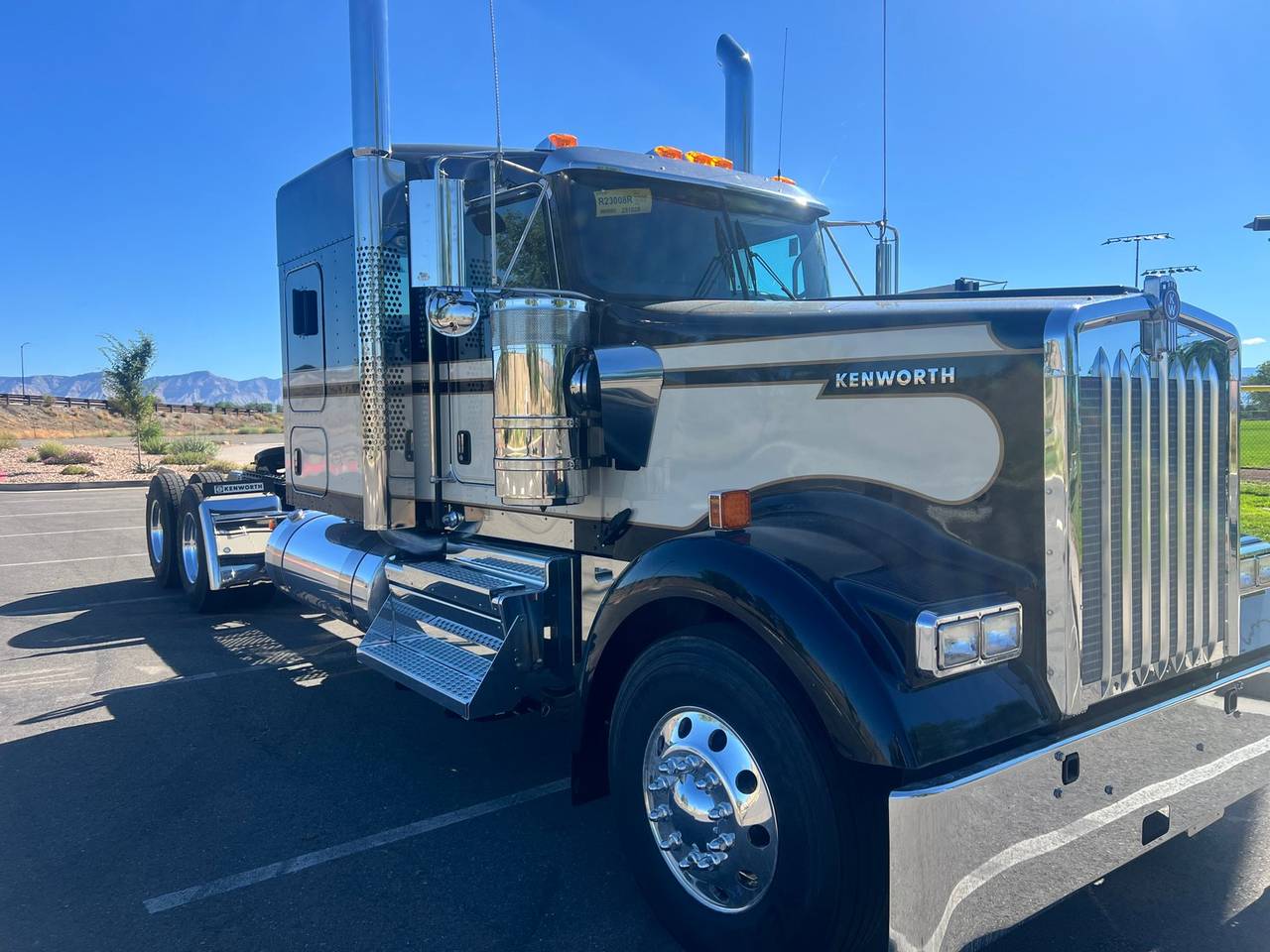 2027 Kenworth W900L 72" Flat Top Sleeper, exterior photo 1