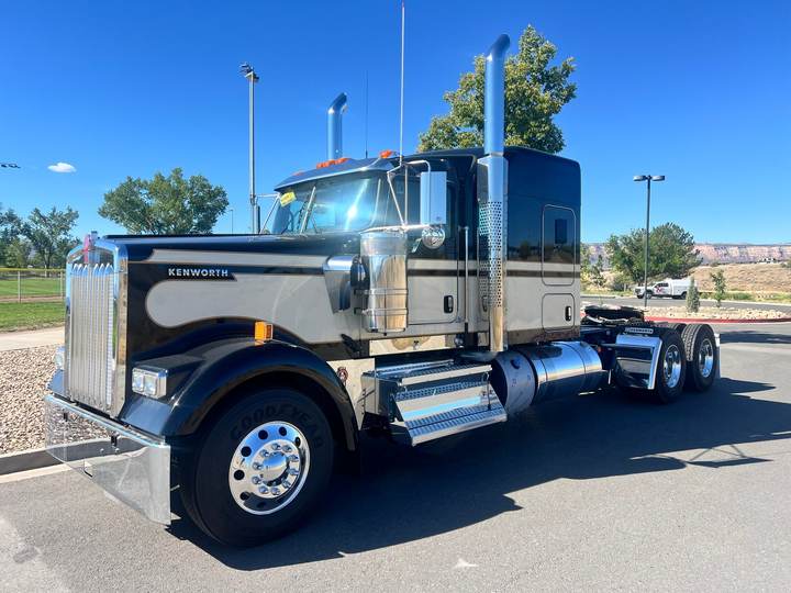 2027 Kenworth W900L 72" Flat Top Sleeper, exterior photo 2