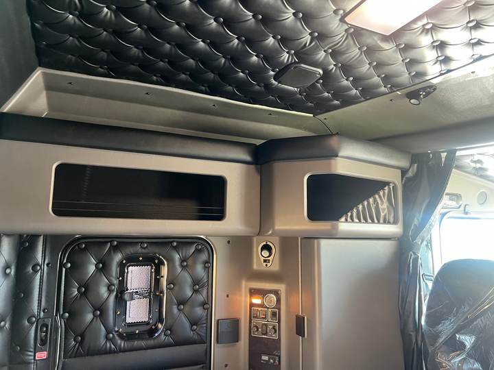 2027 Kenworth W900L 72" Flat Top Sleeper, interior photo 3