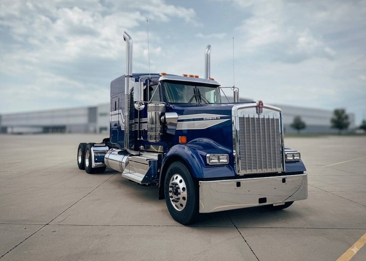 2027 Kenworth W900L 72" Flat Top Sleeper, exterior photo 1
