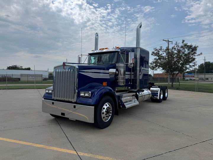 2027 Kenworth W900L 72" Flat Top Sleeper, exterior photo 2